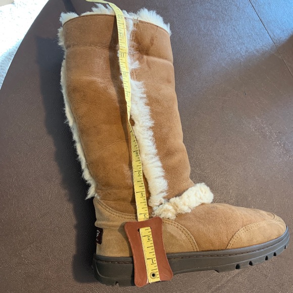 UGGs Sundance Chestnut Brown Sheepskin Fut Suede Boots Women's Size 7. - Picture 9 of 11